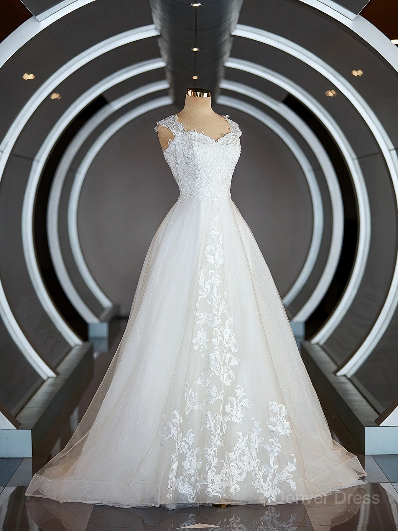 A-Line Sweetheart Sweep Train Lace Wedding Dresses with Appliques Lace