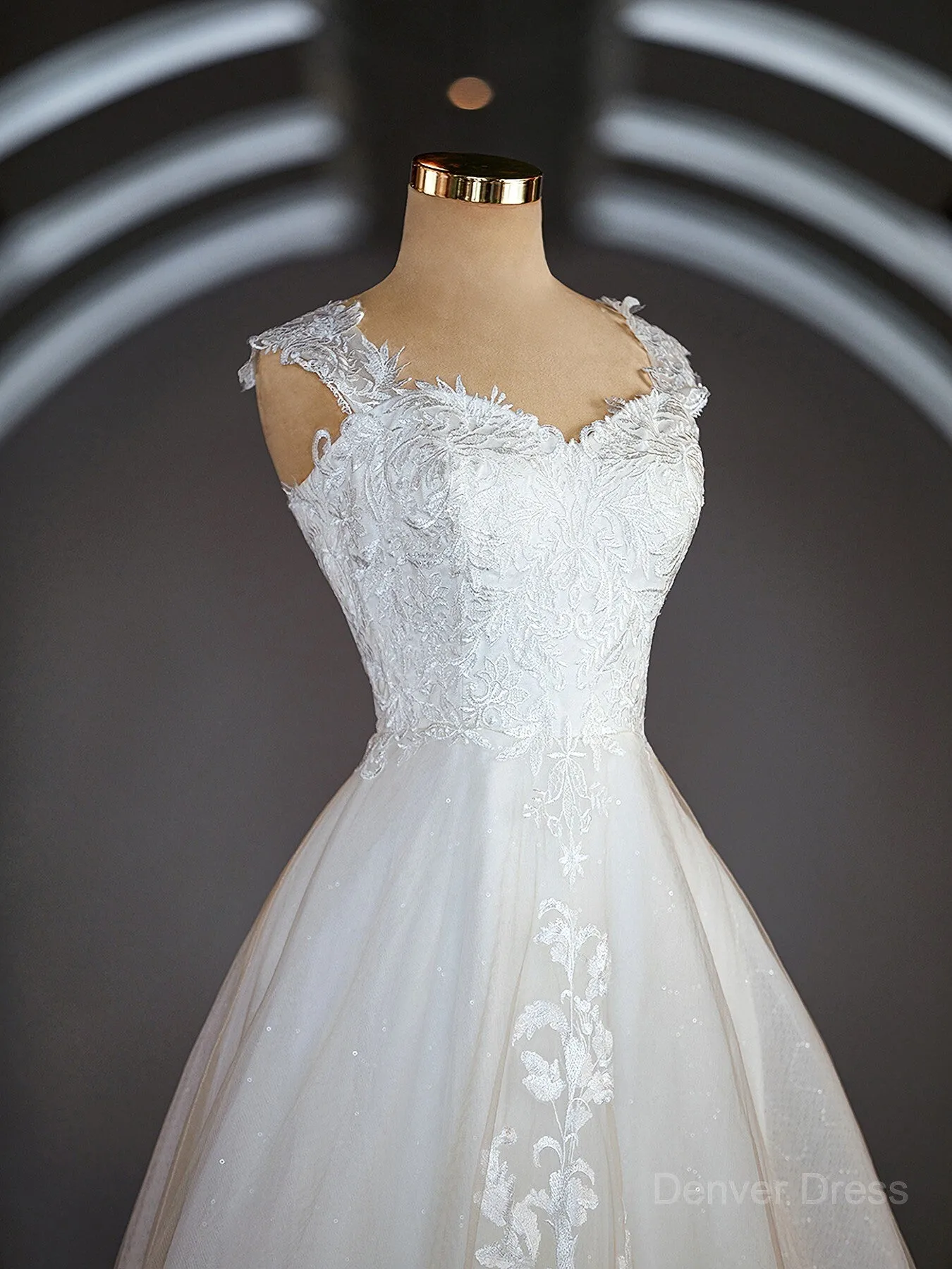 A-Line Sweetheart Sweep Train Lace Wedding Dresses with Appliques Lace